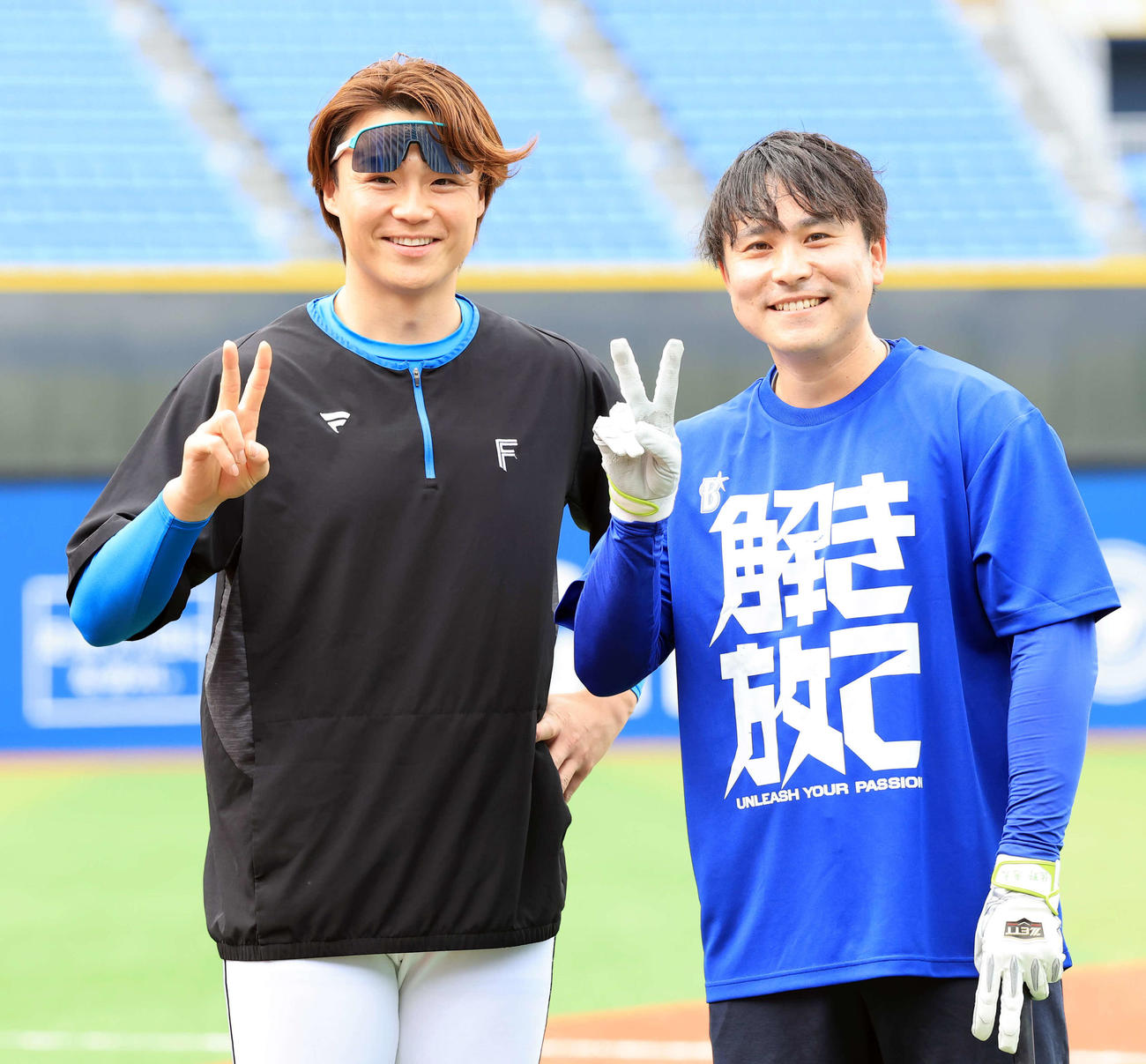 DeNA対日本ハム　明大の先輩の日本ハム山崎（左）と笑顔でVサインするDeNA佐野（撮影・浅見桂子）