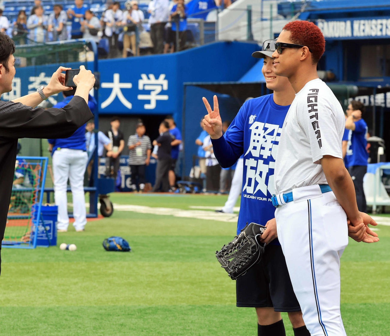 DeNA対日本ハム　DeNA度会（右奥）は日本ハム万波と記念撮影する（撮影・浅見桂子）