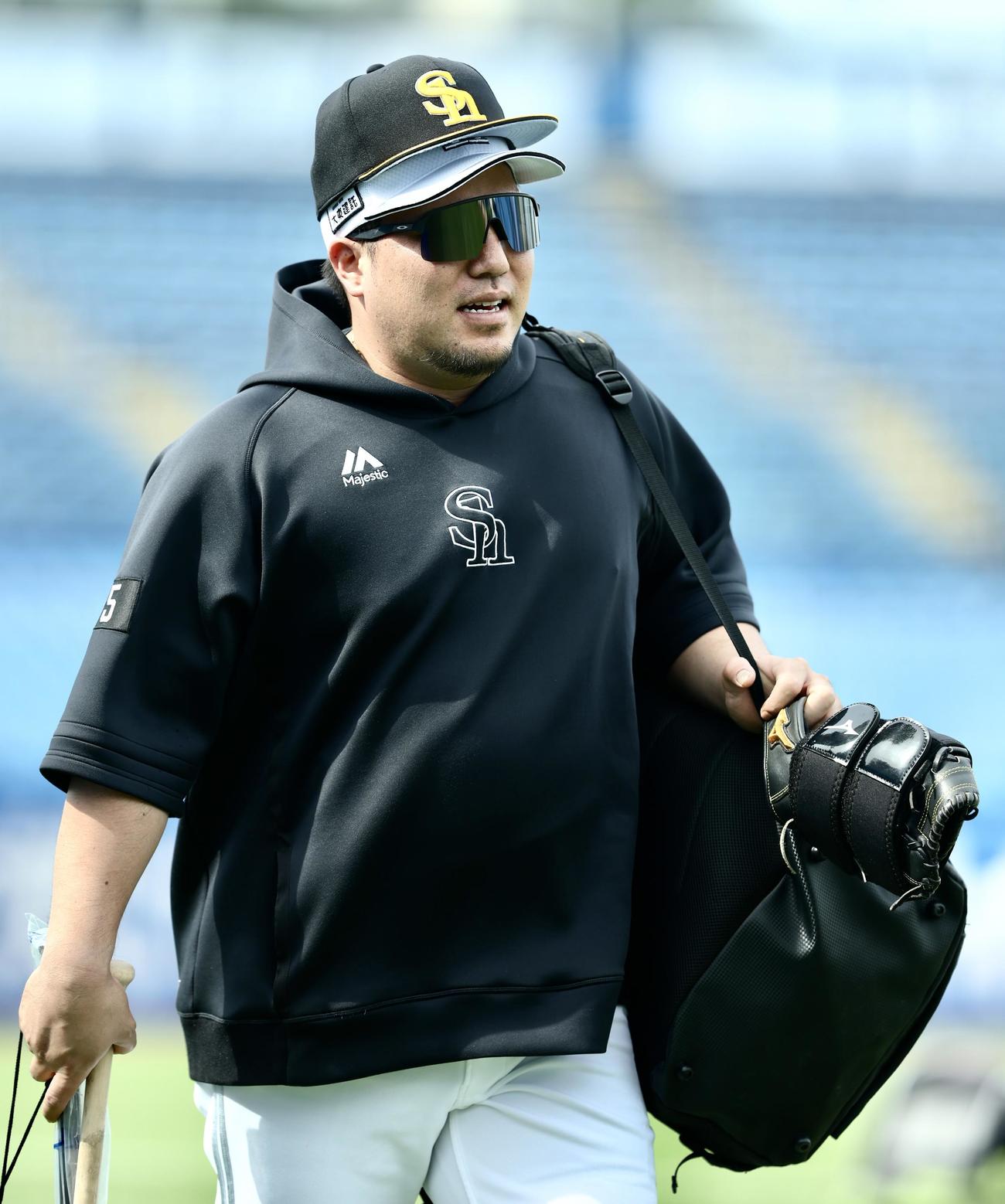 ヤクルト対ソフトバンク　試合前、移動するソフトバンク山川（撮影・河田真司）