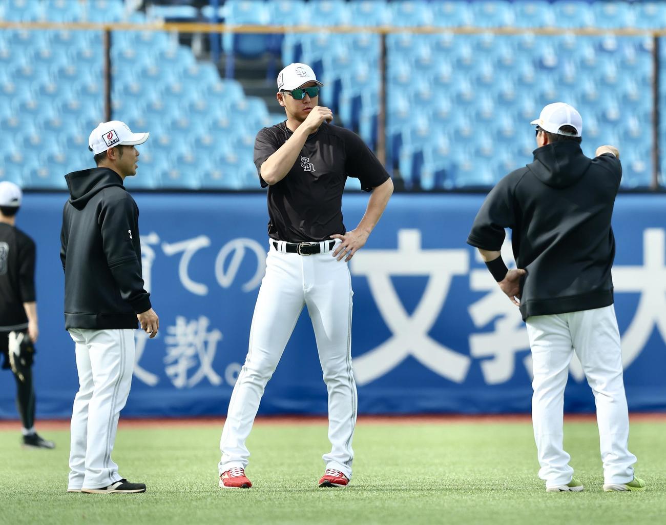 ヤクルト対ソフトバンク　試合前、言葉を交わす近藤（左）山川（右）と言葉を交わすソフトバンク秋広（撮影・河田真司）