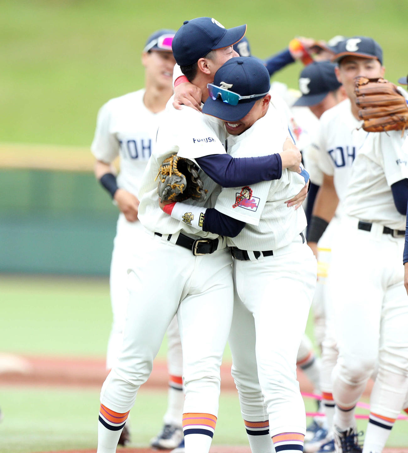 5月25日仙台大戦、優勝を抱き合って喜ぶ東北福祉大・桜井頼（左）（撮影・木村有優）