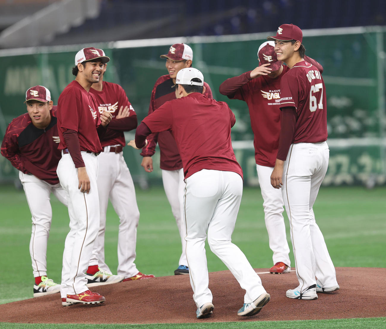 巨人対楽天　試合前、笑顔で東京ドームのマウンドを確かめる大内（右端）（撮影・水谷安孝）