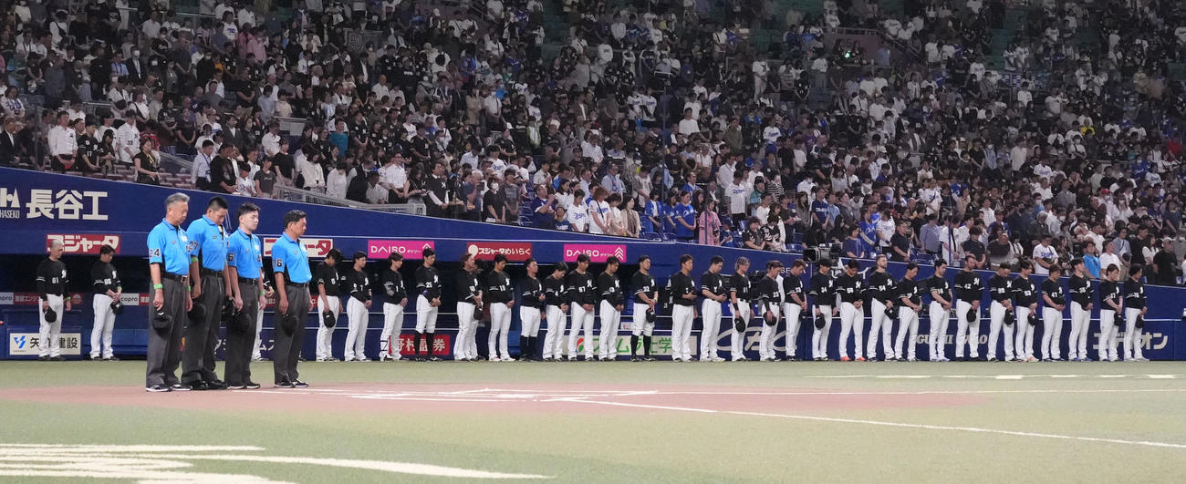 中日対ロッテ　試合前、長嶋茂雄氏追悼の黙とうをするロッテナイン（撮影・森本幸一）