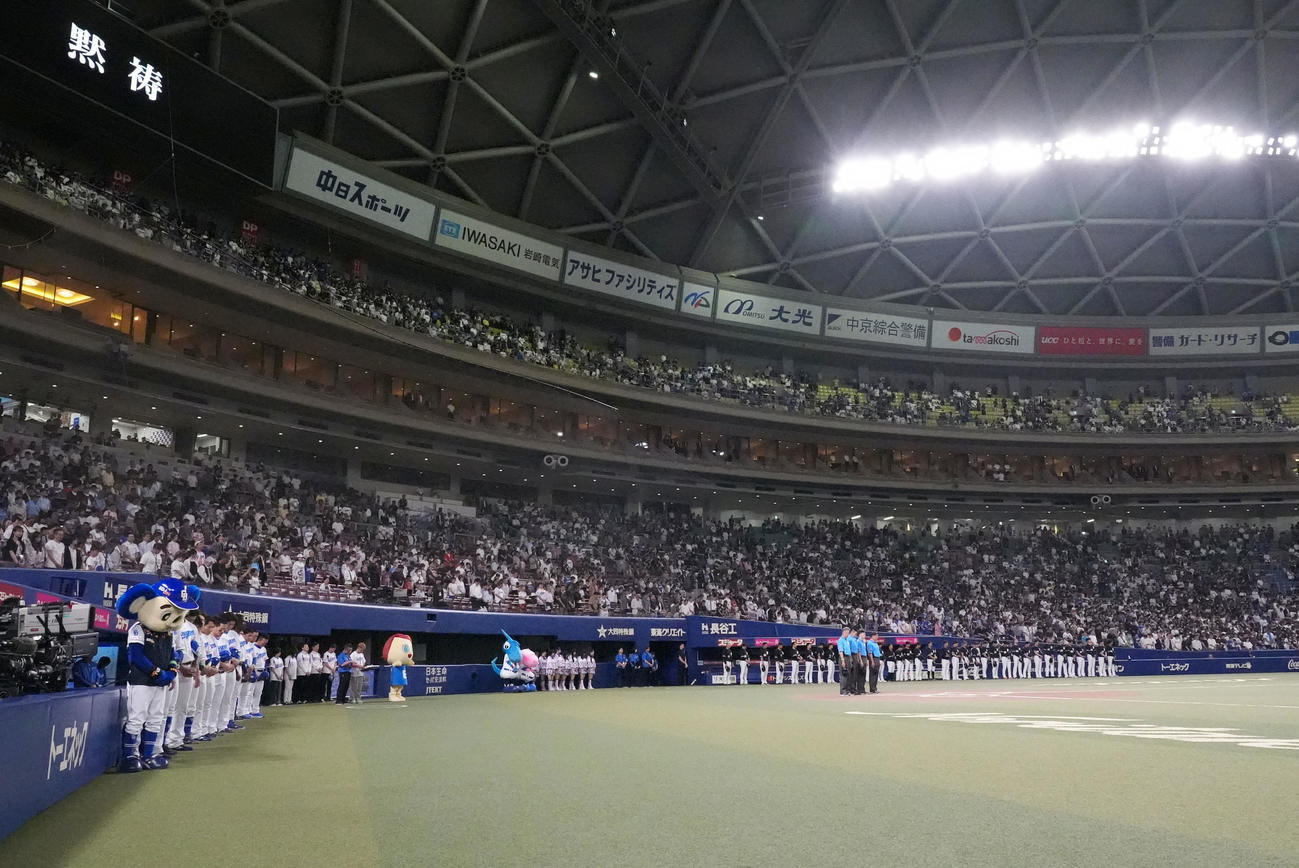 中日対ロッテ　試合前、長嶋茂雄氏追悼の黙とうをする両チームナイン（撮影・森本幸一）