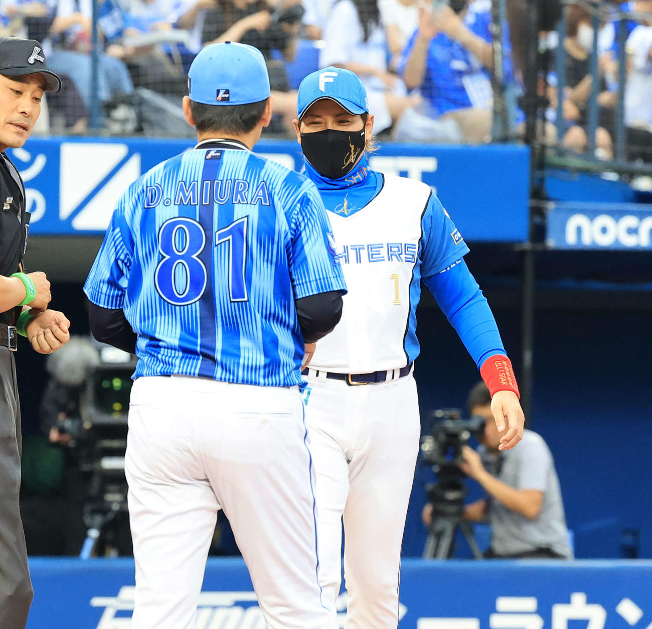 DeNA対日本ハム　メンバー最終確認でDeNA三浦監督（手前）と笑顔であいさつする日本ハム新庄監督（撮影・浅見桂子）