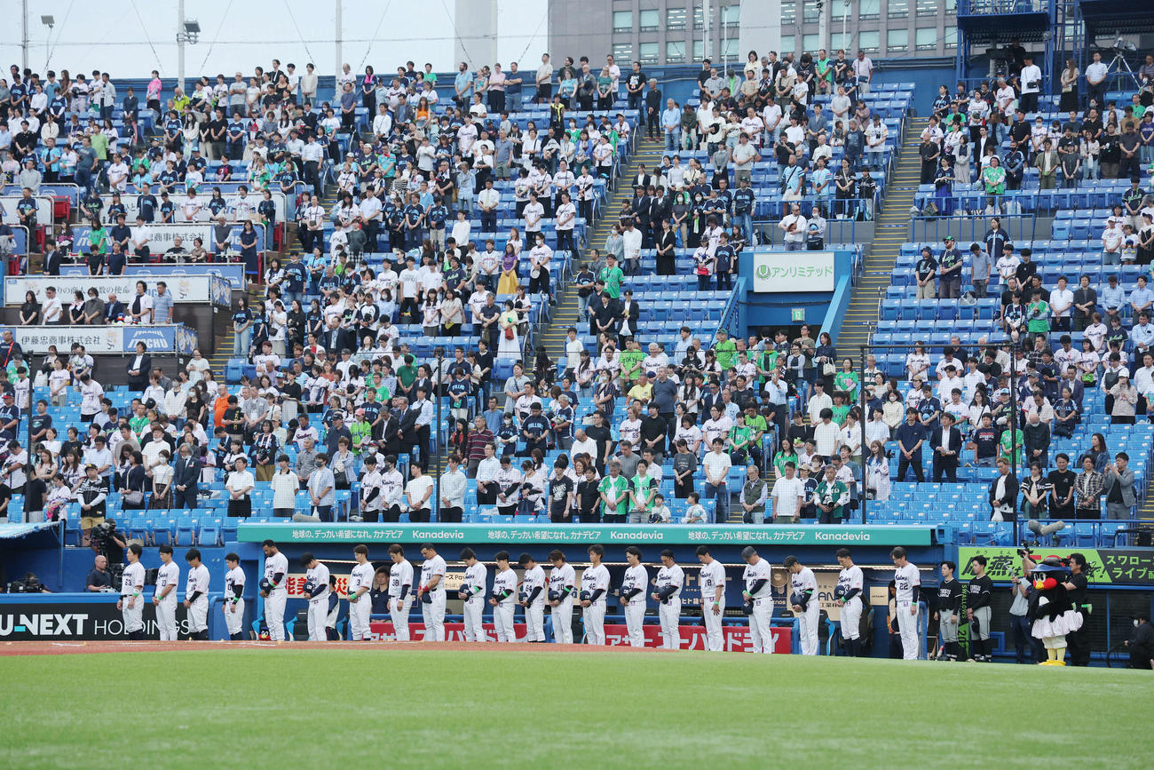 ヤクルト対ソフトバンク　試合前、長嶋茂雄さんに黙とうを捧げる選手たち（撮影・河田真司）