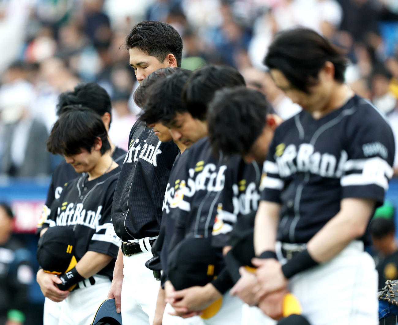 ヤクルト対ソフトバンク　試合前、神宮球場で長嶋茂雄さん追悼の黙とうを捧げる秋広（中央）らソフトバンクの選手たち（撮影・河田真司）