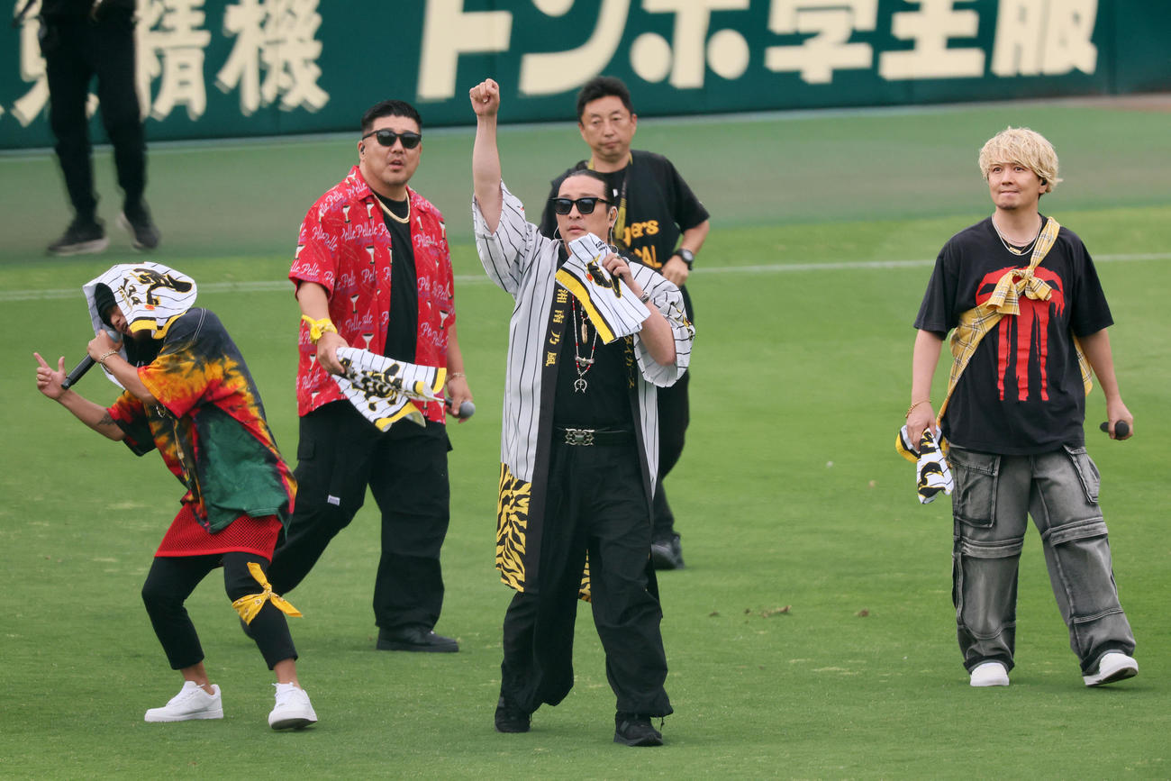 阪神対オリックス　ミニライブを行う湘南乃風（撮影・加藤哉）
