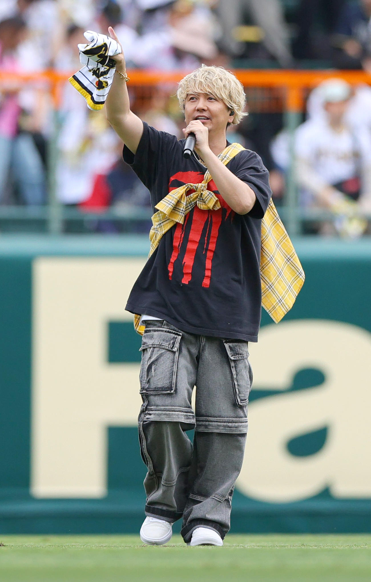 阪神対オリックス　試合前、球場を盛り上がる湘南乃風のSHOCK EYE（撮影・上山淳一）