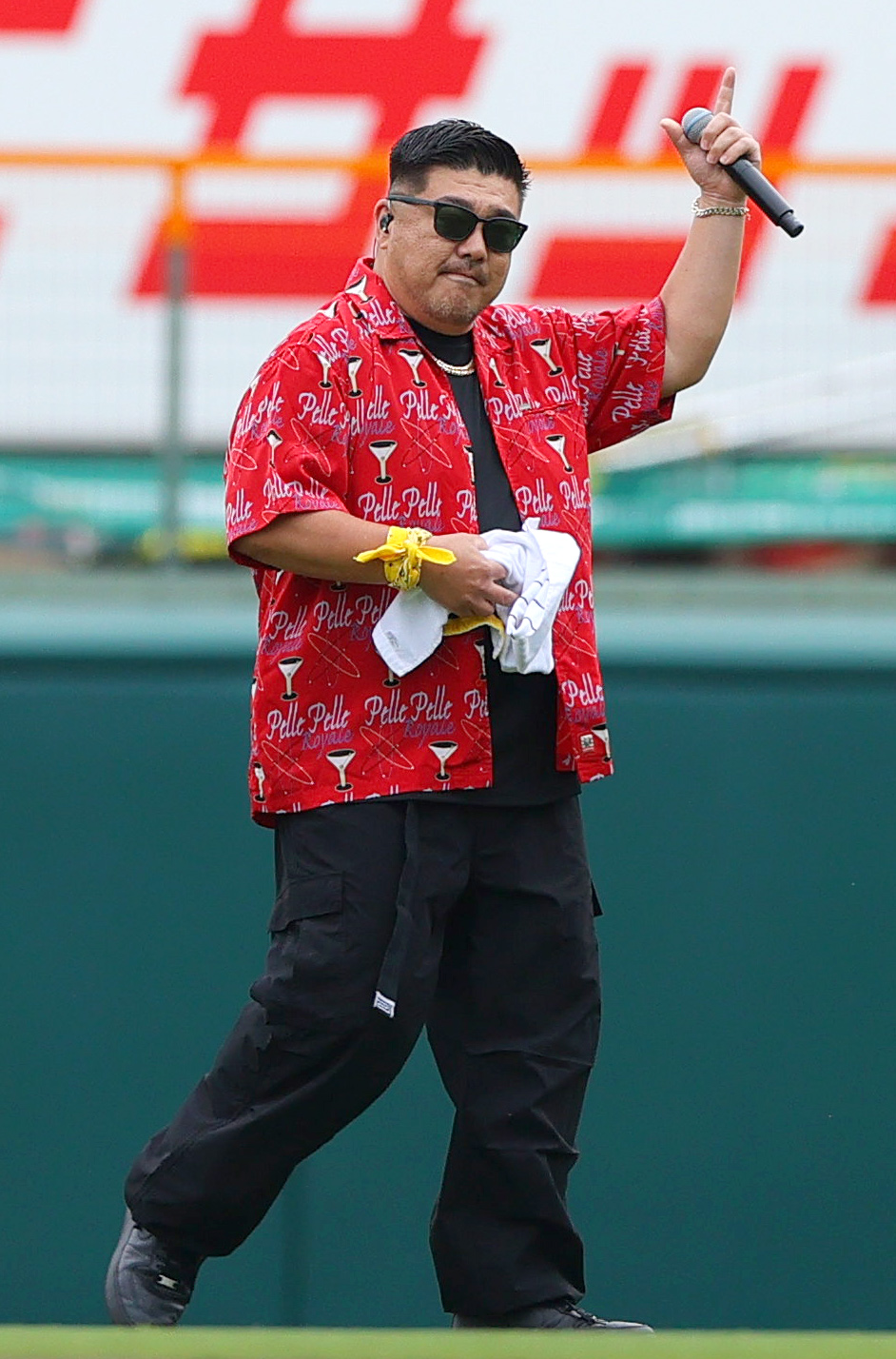 阪神対オリックス　試合前、球場を盛り上がる湘南乃風のRED RICE（撮影・上山淳一）