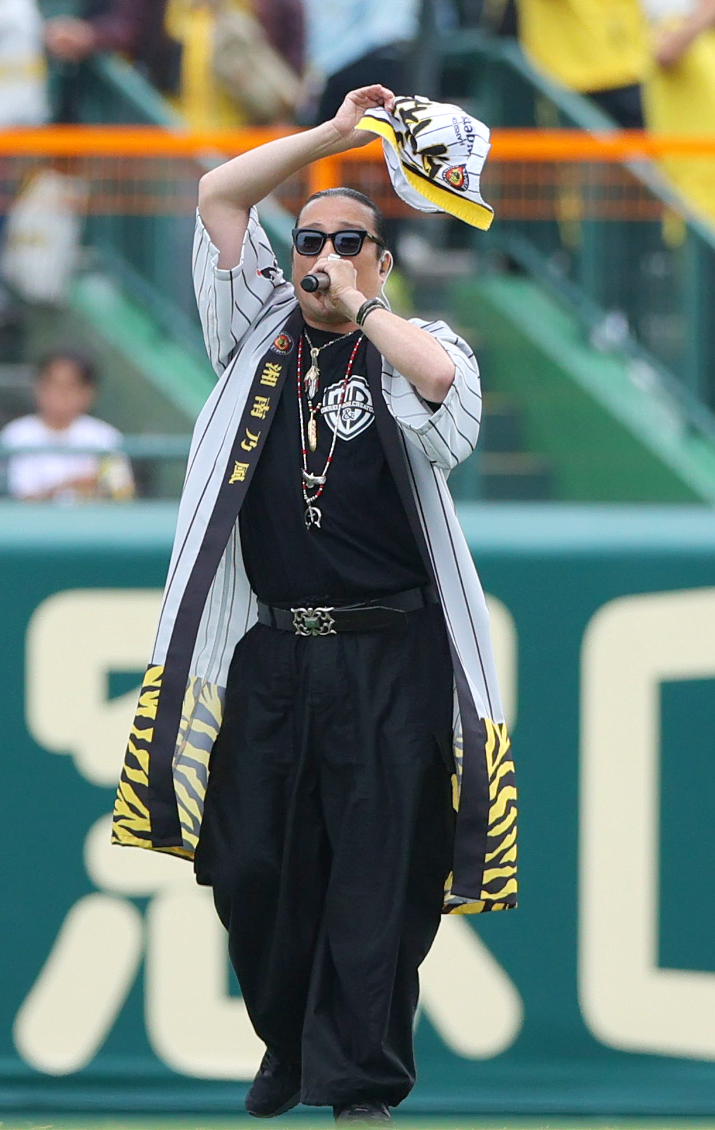 阪神対オリックス　試合前、球場を盛り上がる湘南乃風の若旦那（撮影・上山淳一）