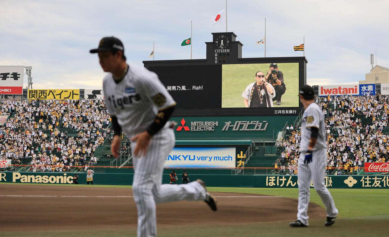 阪神対オリックス　試合前、ミニライブを行った湘南乃風（撮影・宮崎幸一）