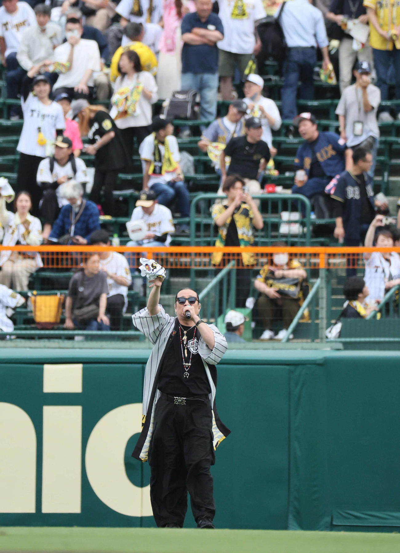 阪神対オリックス　試合前、ミニライブを行った湘南乃風の若旦那（撮影・宮崎幸一）