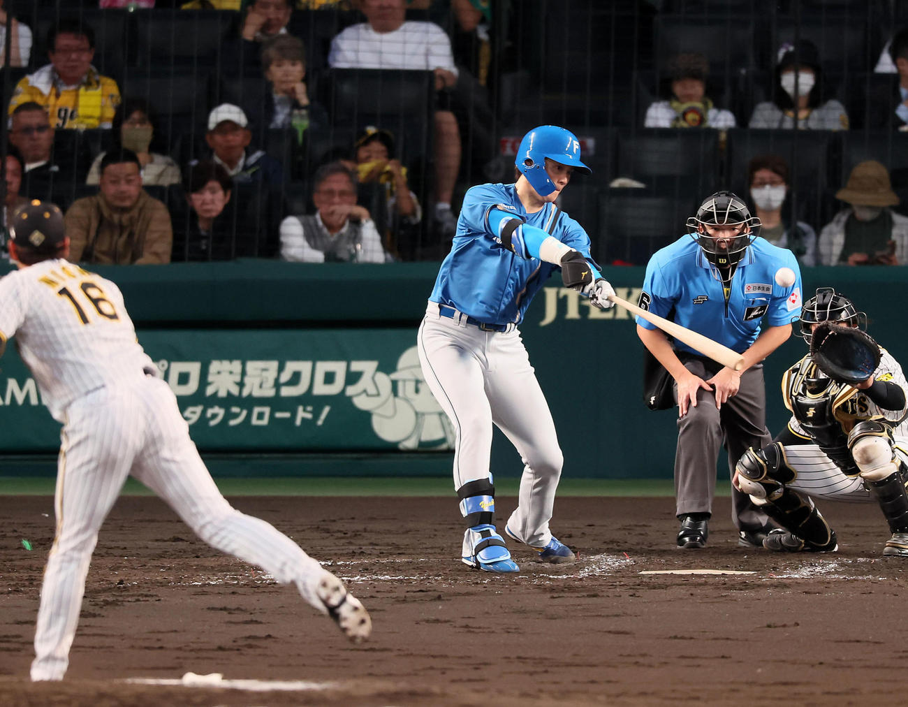 24年5月30日阪神戦の4回、先制適時打を放つ山崎福也。投手は西勇輝