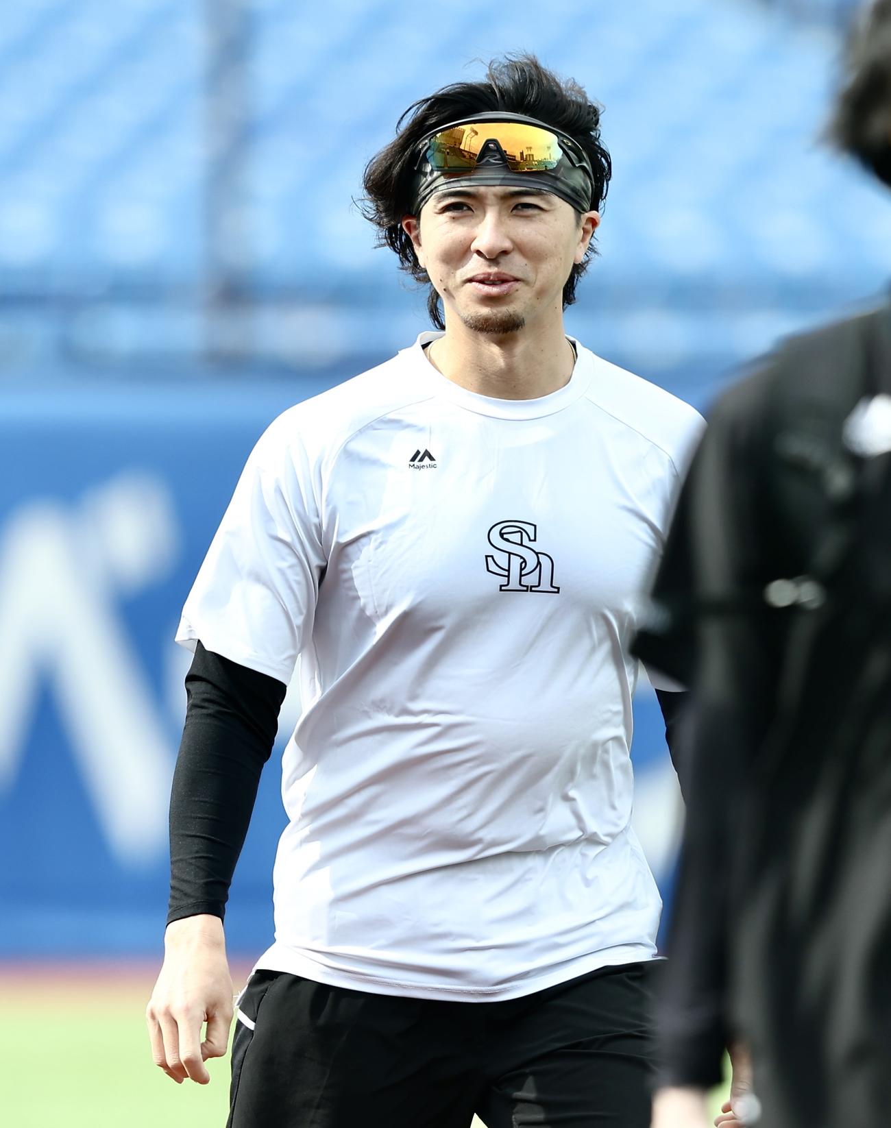 ヤクルト対ソフトバンク　試合前、移動するソフトバンク上沢（撮影・河田真司）