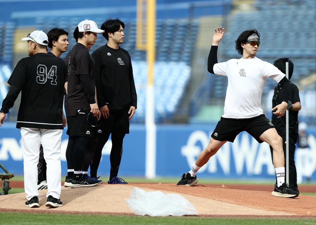 ヤクルト対ソフトバンク　試合前、マウンドを確かめるソフトバンク上沢（右）（撮影・河田真司）