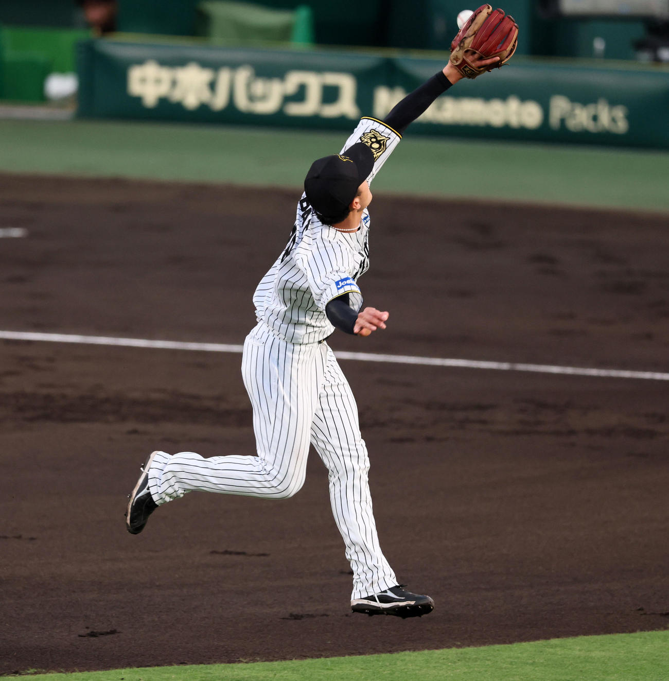 阪神対オリックス　3回表オリックス無死、小幡は野口の飛球を好捕（撮影・加藤哉）