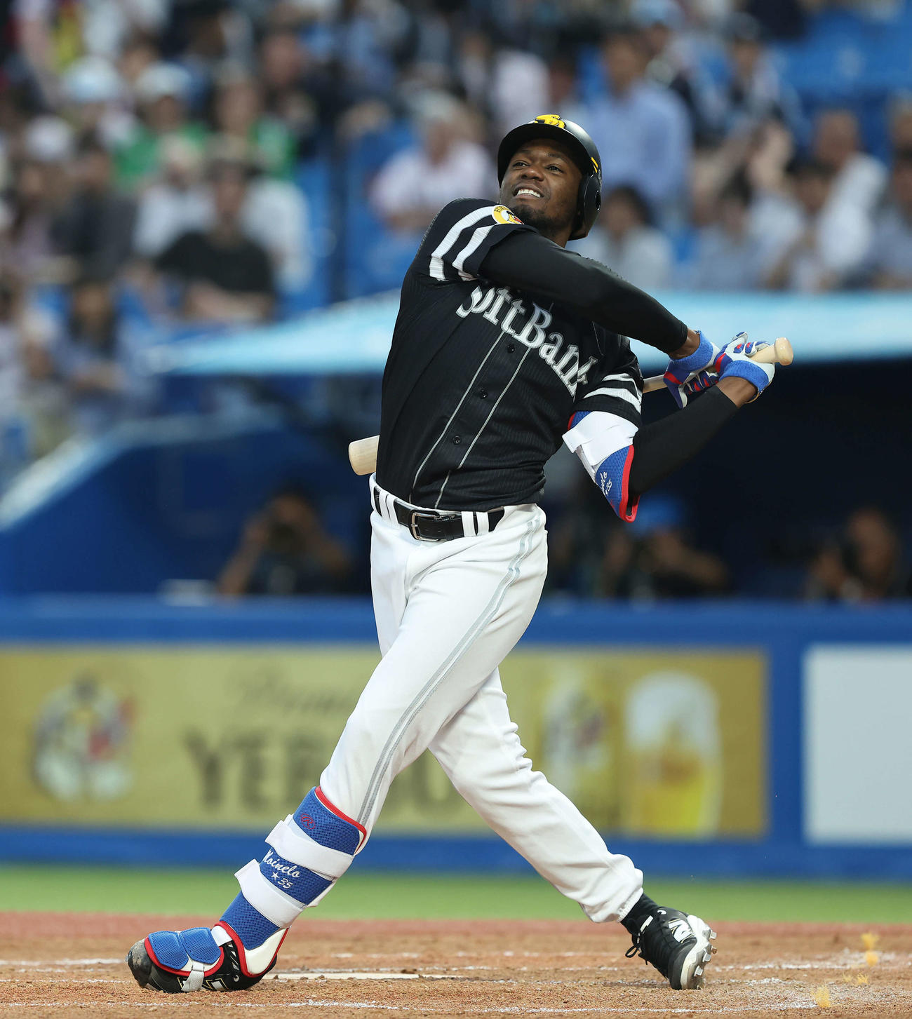 ヤクルト対ソフトバンク　3回表ソフトバンク1死、フルスイングするモイネロ（撮影・河田真司）