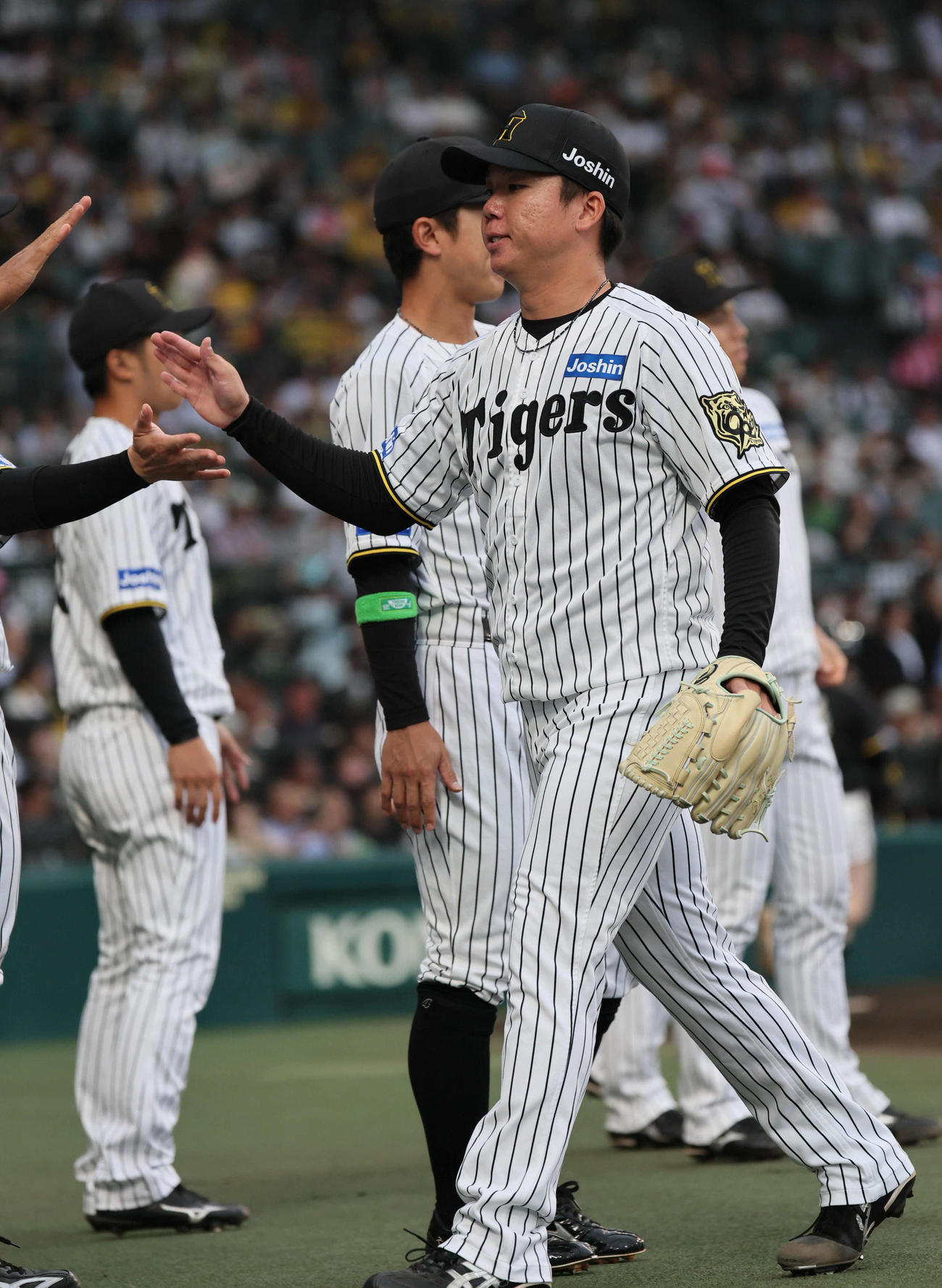 阪神対オリックス　1回表を抑えてベンチに戻る阪神先発の村上（撮影・宮崎幸一）