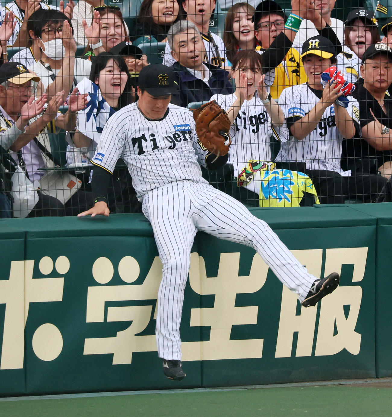 阪神対オリックス　1回表オリックス2死一塁、大山は頓宮の邪飛を好捕（撮影・加藤哉）