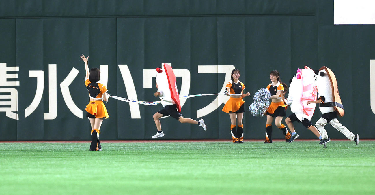 巨人対楽天　すしレースはマグロが優勝（撮影・水谷安孝）