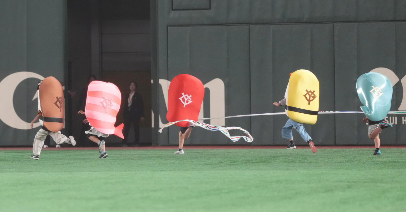 巨人対楽天　イニング間のすしレースはマグロが勝利（撮影・足立雅史）