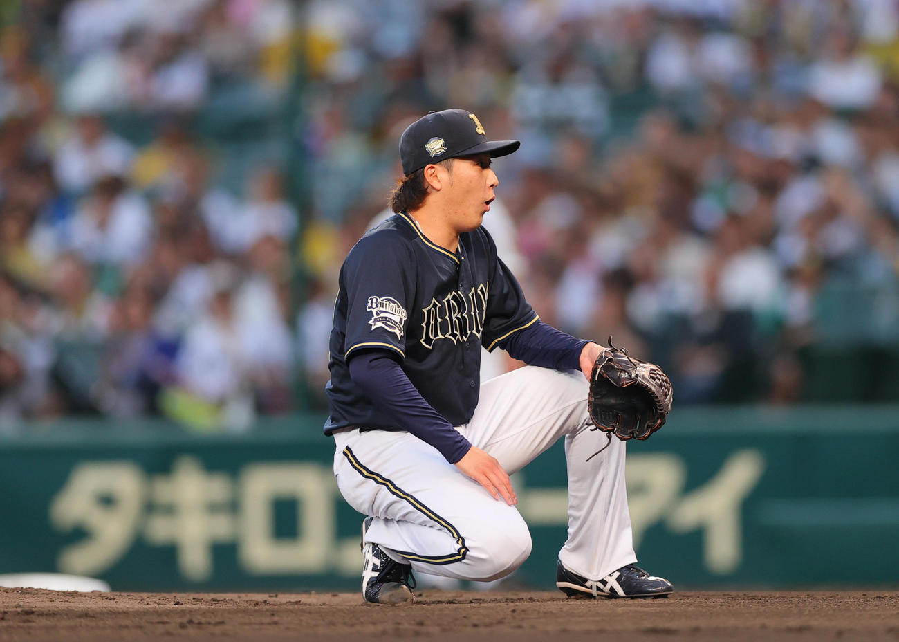 阪神対オリックス　2回表阪神無死、東は佐藤輝の折れたバットが飛んできて座り込む（撮影・上山淳一）