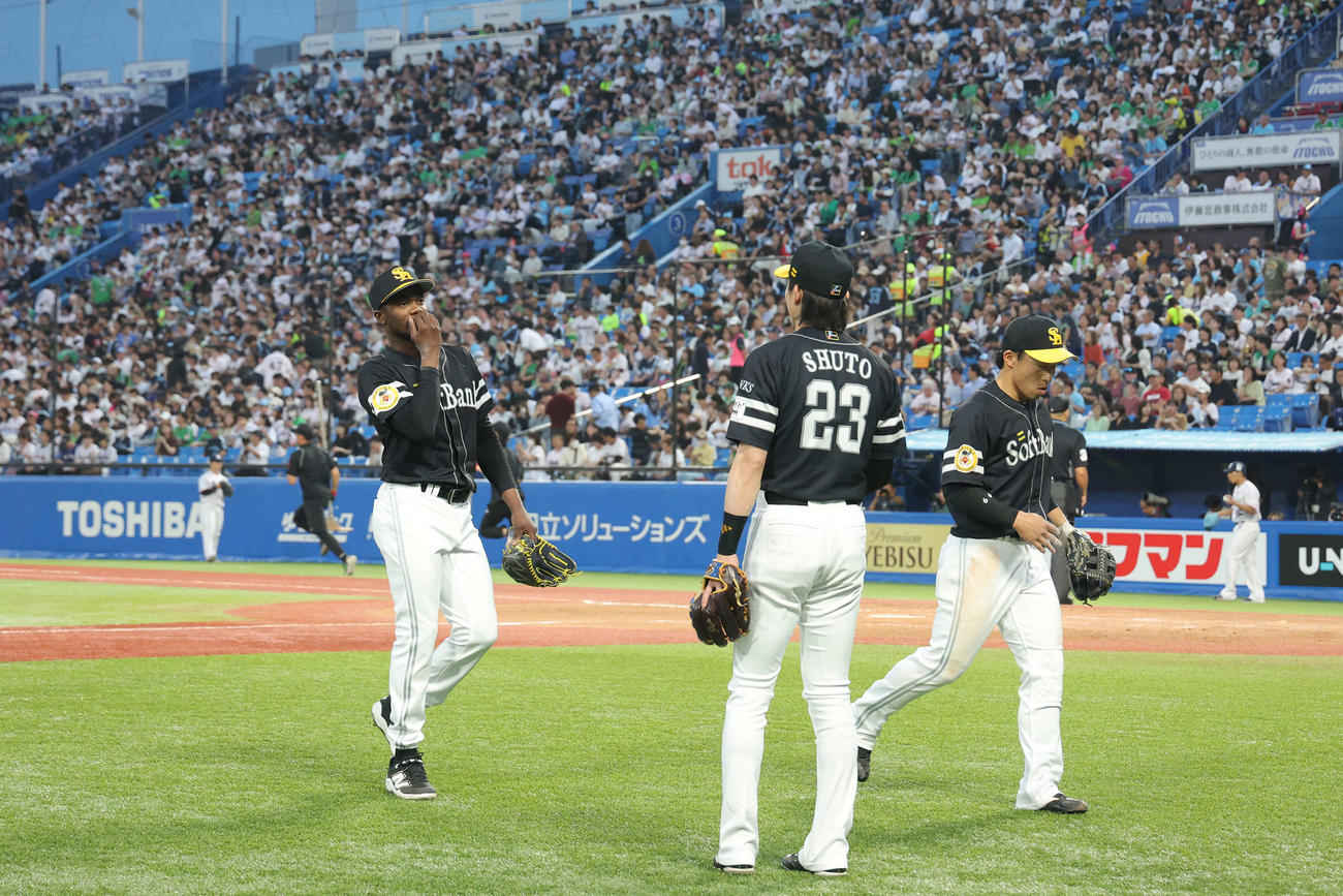 ヤクルト対ソフトバンク　3回裏を抑え、ベンチに戻るモイネロ（左）（撮影・河田真司）