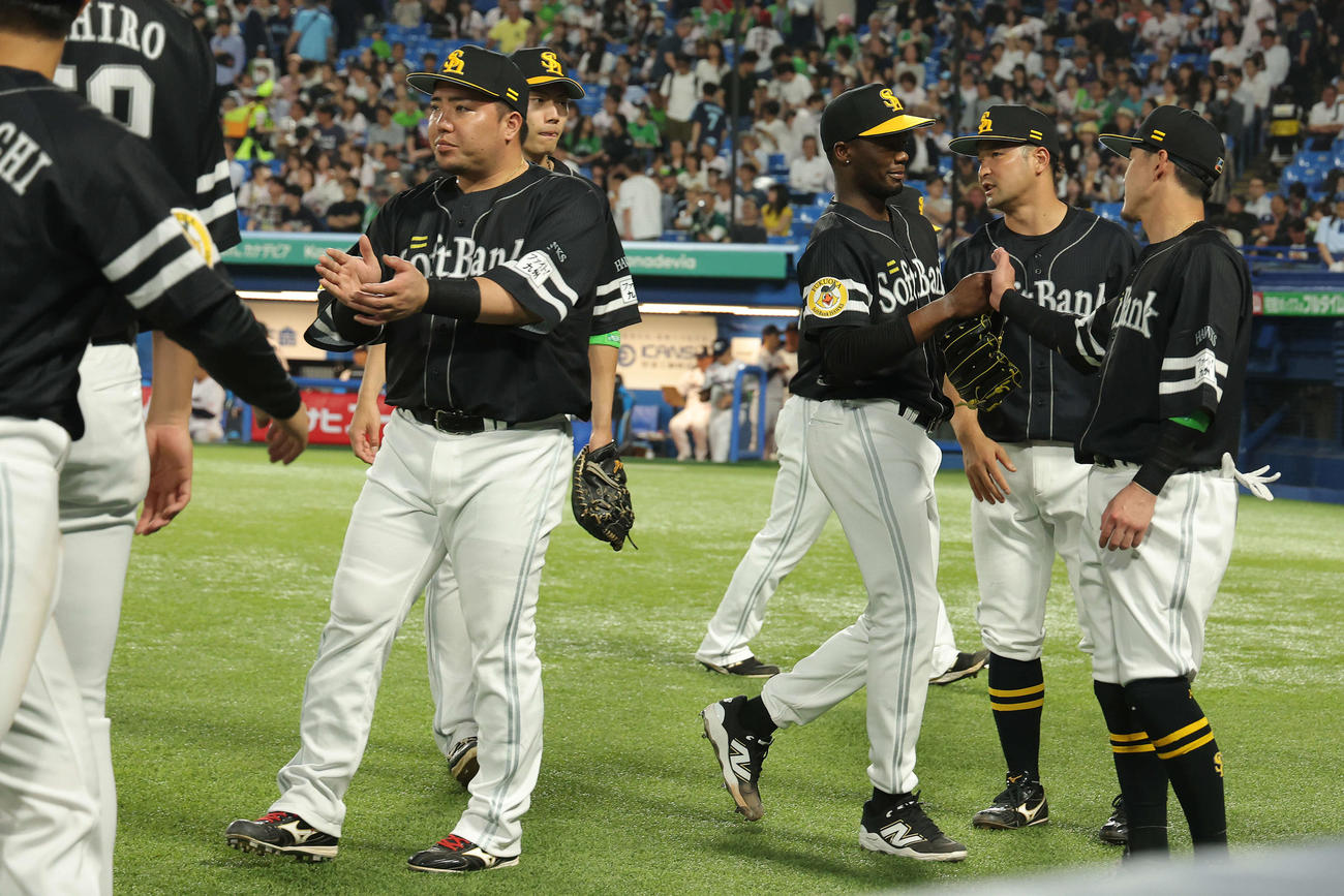 ヤクルト対ソフトバンク　4回裏を抑え、チームメートに迎えられるモイネロ（右から3人目）（撮影・河田真司）