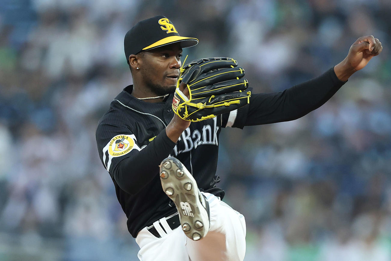 ヤクルト対ソフトバンク　2回裏、力投するモイネロ（撮影・河田真司）
