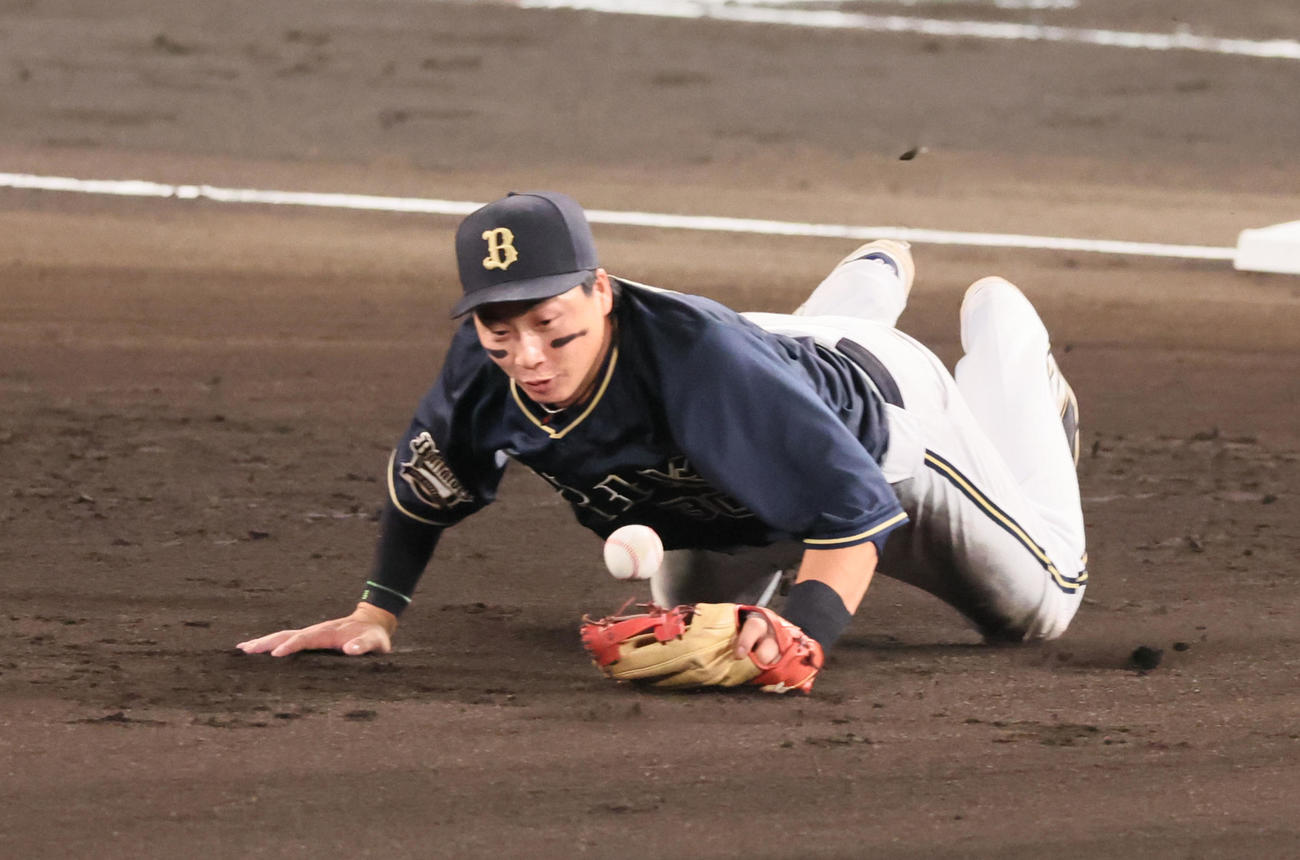 阪神対オリックス　6回裏阪神1死、広岡は村上の打球を捕球できず内野安打となる（撮影・加藤哉）