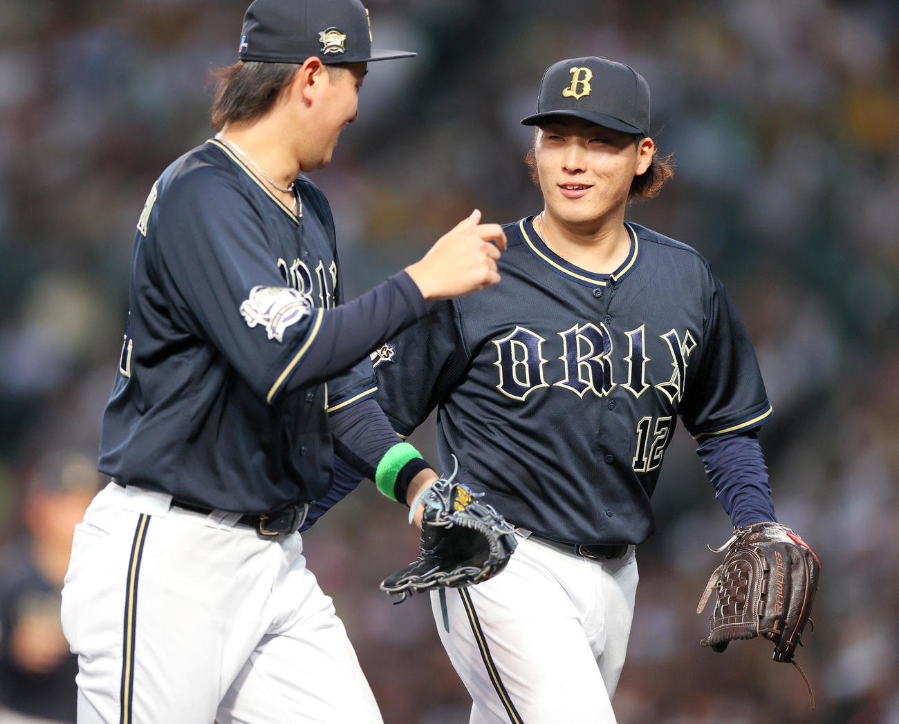 阪神対オリックス　オリックス先発の東（右）は4回を投げ終え紅林と笑顔で話しながらベンチへ引きあげる（撮影・上山淳一）