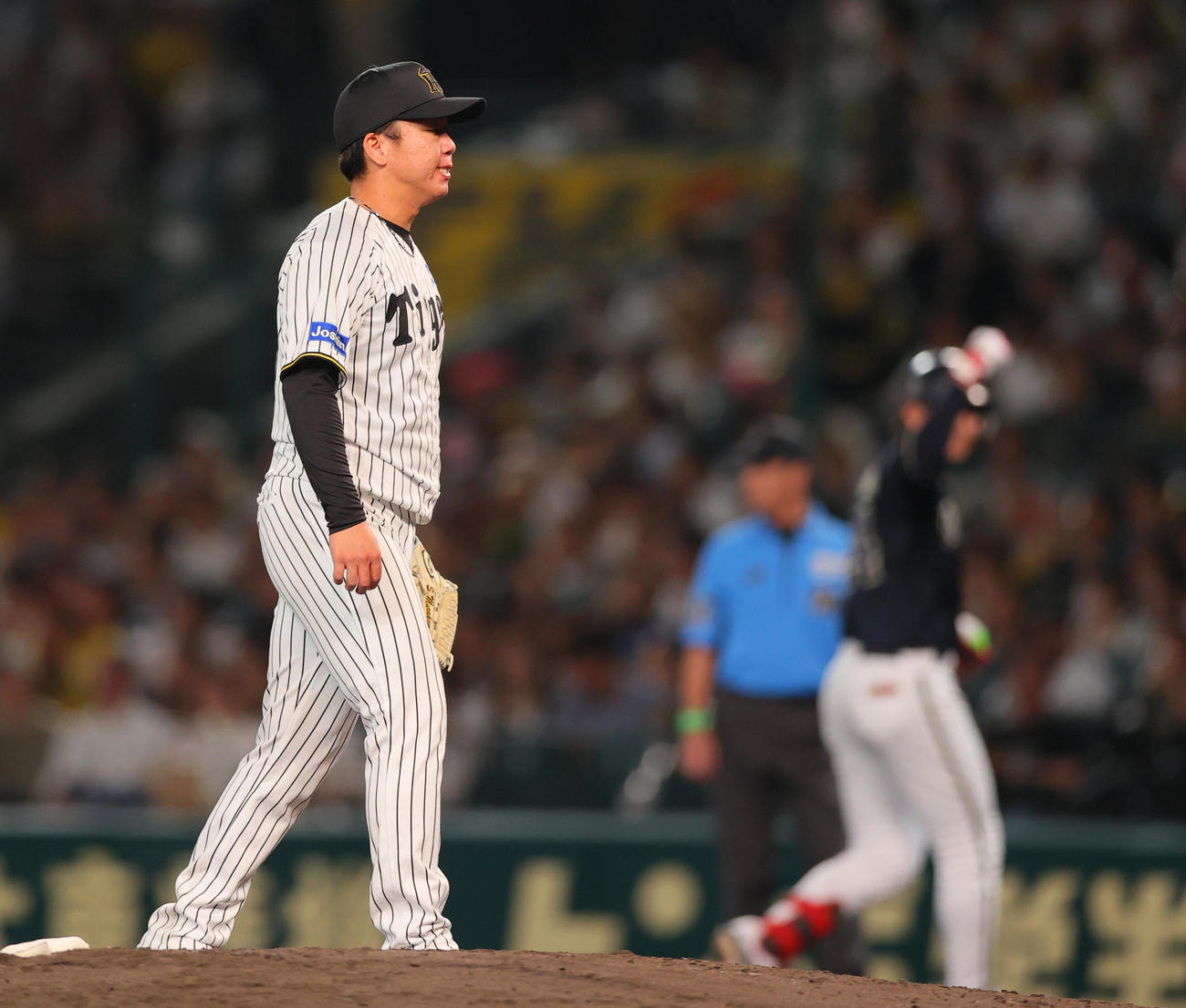 阪神対オリックス　7回表オリックス1死、村上（手前）は紅林に中前打を浴びる（撮影・上山淳一）