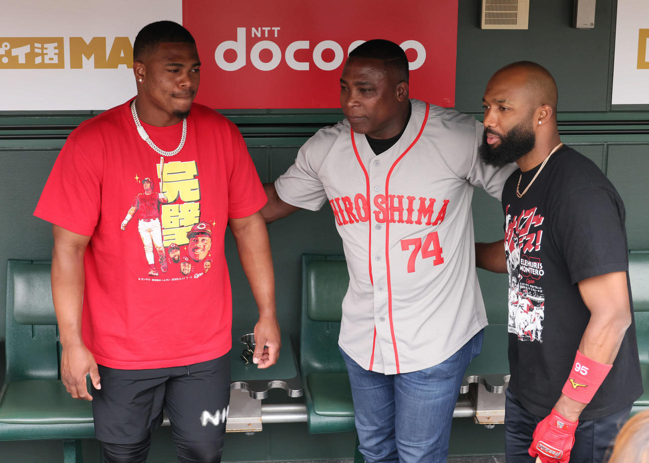 広島対西武　試合前、来日中の元カープでメジャーで大活躍したソリアーノ氏（中央）と談笑するモンテロ（左）とファビアン（撮影・加藤孝規）