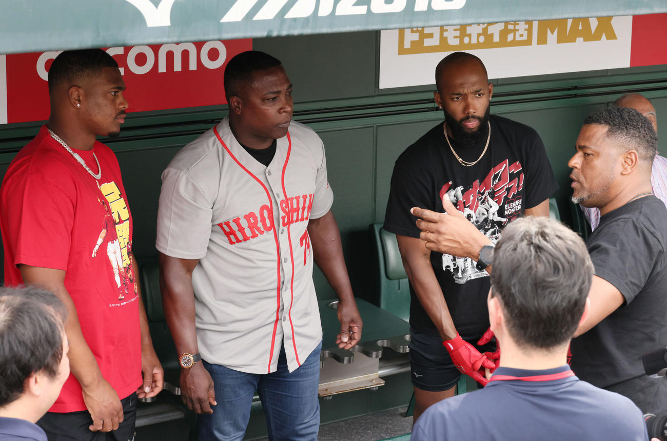 広島対西武　試合前、来日中の元カープでメジャーで大活躍したソリアーノ氏（左から2人目）と談笑するモンテロ（左）とファビアン。右は通訳のフェリシアーノ（撮影・加藤孝規）