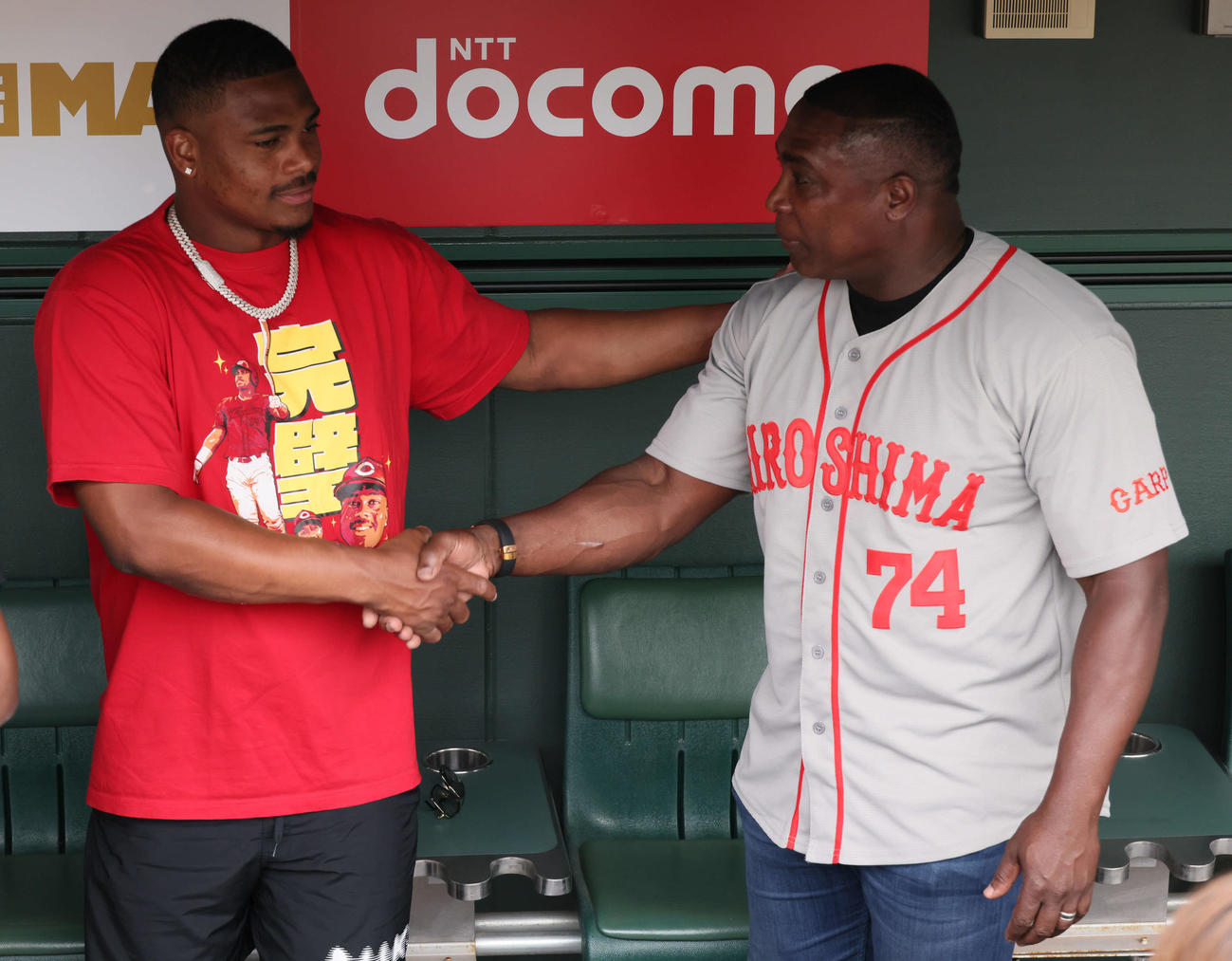 広島対西武　試合前、来日中の元カープでメジャーで大活躍したソリアーノ氏（右）と握手するモンテロ（撮影・加藤孝規）