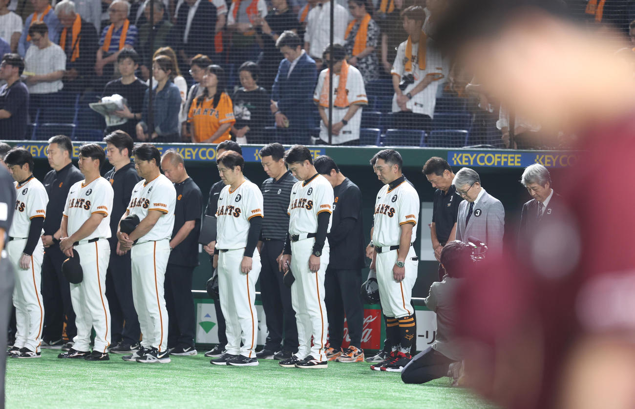 巨人対楽天　試合前、長嶋茂雄さんを悼み黙祷する巨人阿部監督（右端）ら（撮影・水谷安孝）