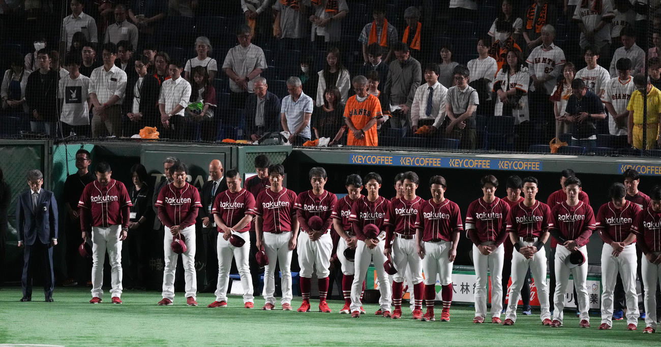 巨人対楽天　黙とうする三木監督（左から2人目）と楽天ナイン（撮影・鈴木みどり）