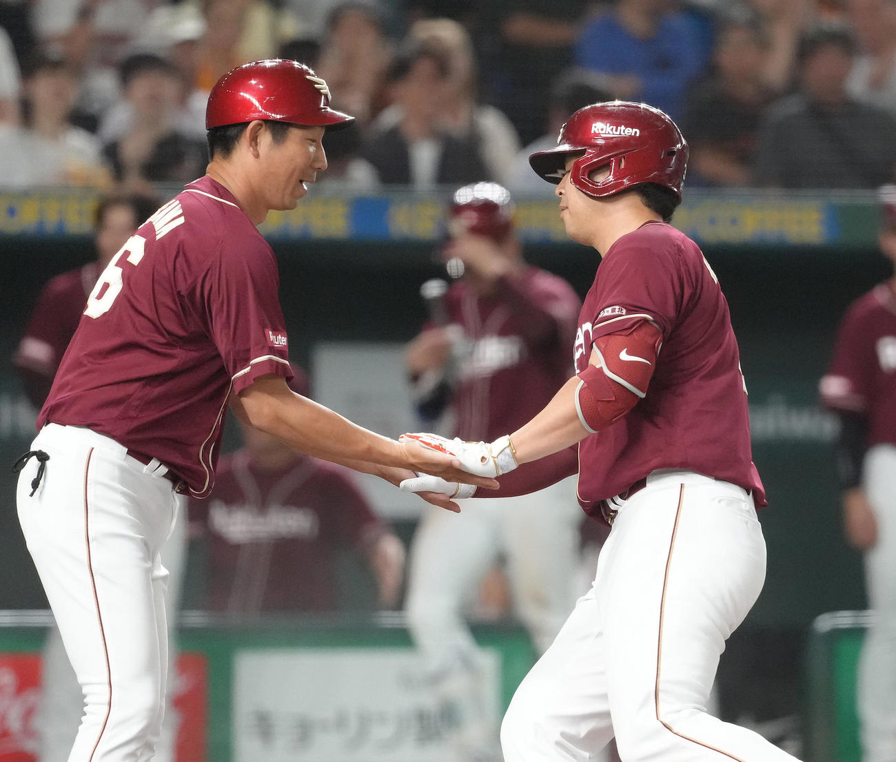 巨人対楽天　6回表楽天2死、浅村（右）は先制本塁打を放ちタッチを交わす（撮影・足立雅史）