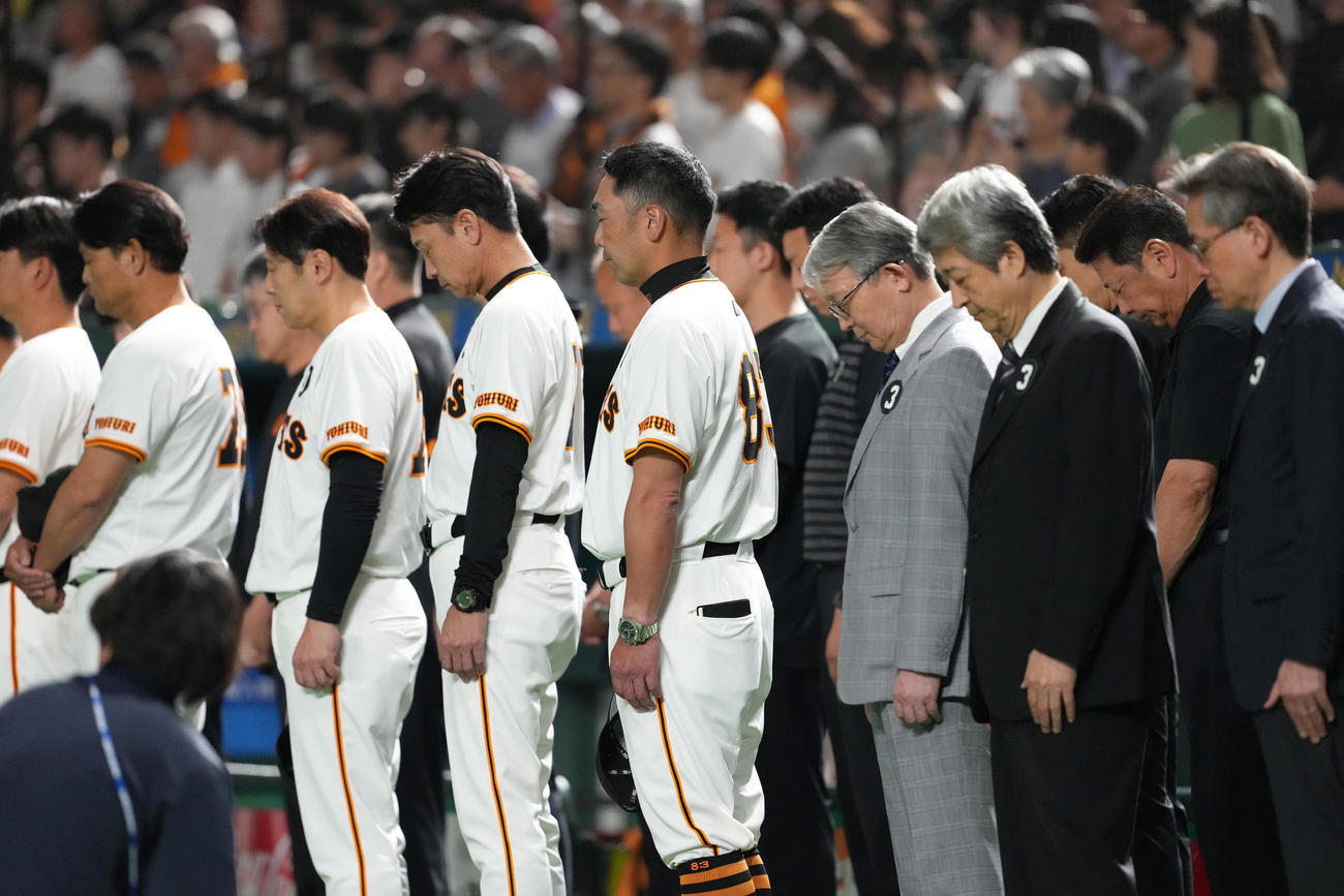 試合前、長嶋さんを悼み黙とうをささげる巨人阿部監督（中央）ら（撮影・足立雅史）