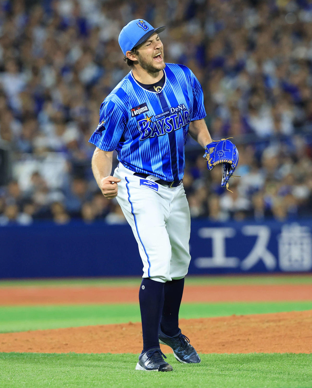 松本剛を併殺に仕留め雄たけびを上げてガッツポーズするバウアー（撮影・浅見桂子）