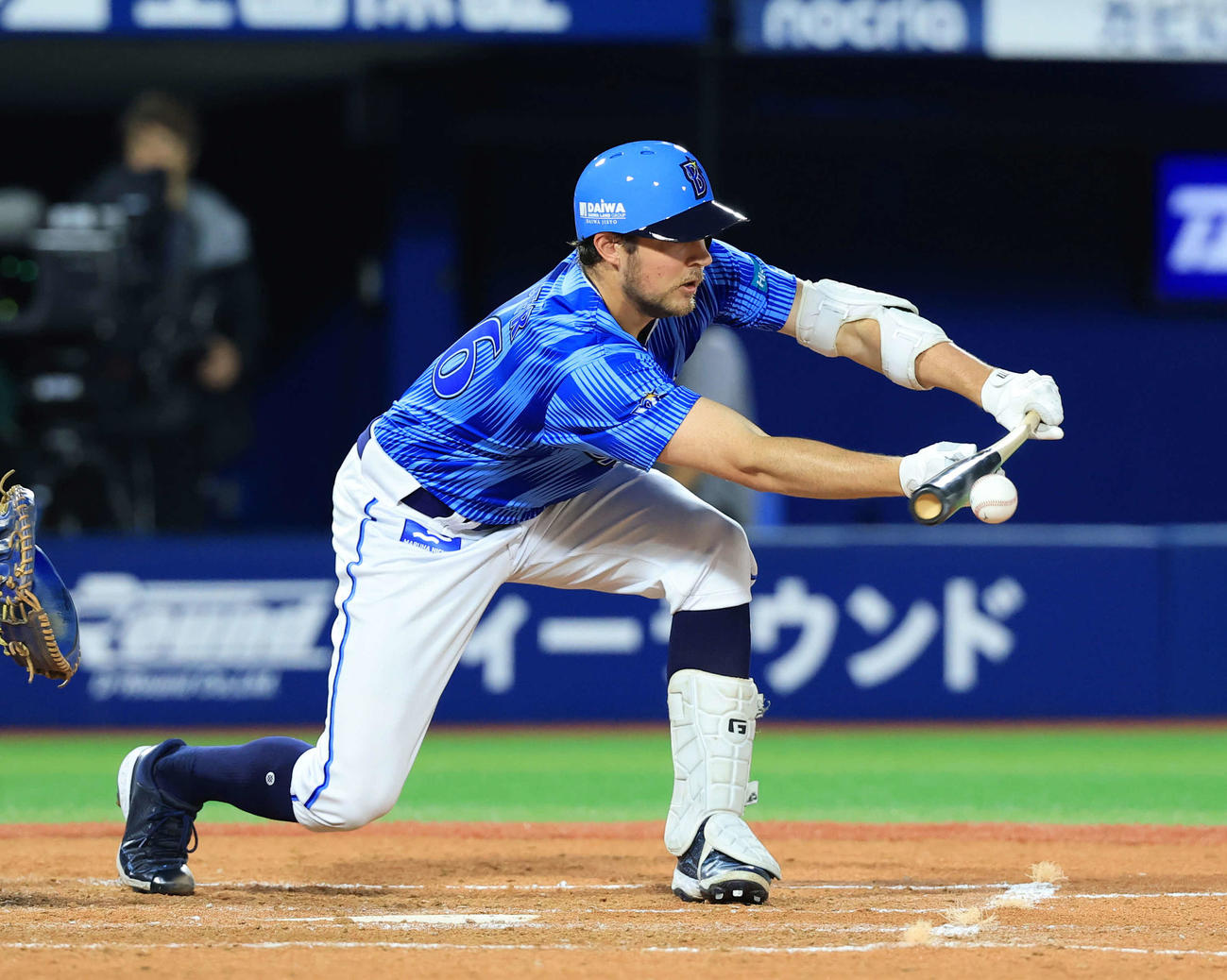 DeNA対日本ハム　4回裏DeNA1死二塁、バウアーは送りバントを決める（撮影・浅見桂子）