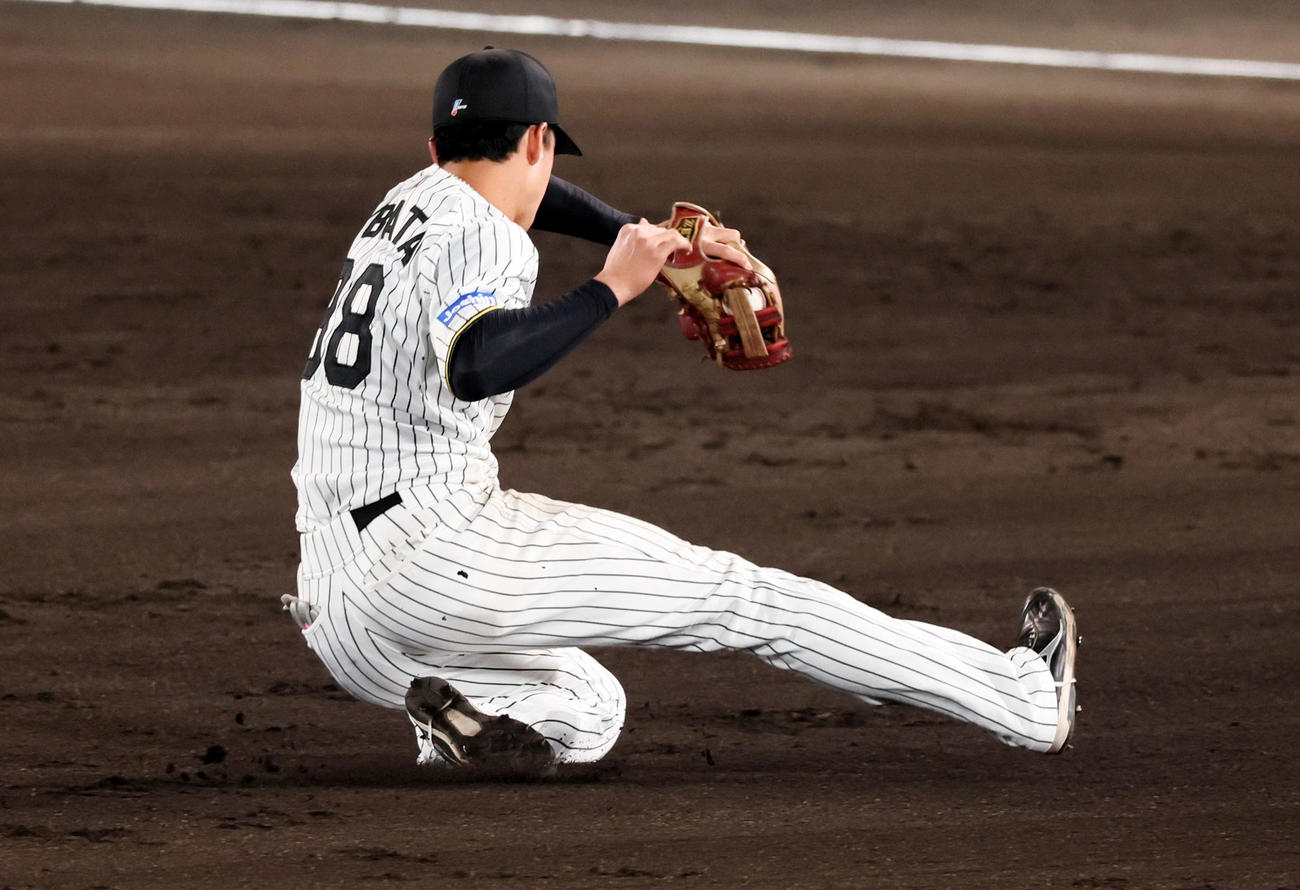 阪神対オリックス　7回表オリックス1死一、二塁、小幡は杉本の打球を好捕し併殺を奪う（撮影・加藤哉）