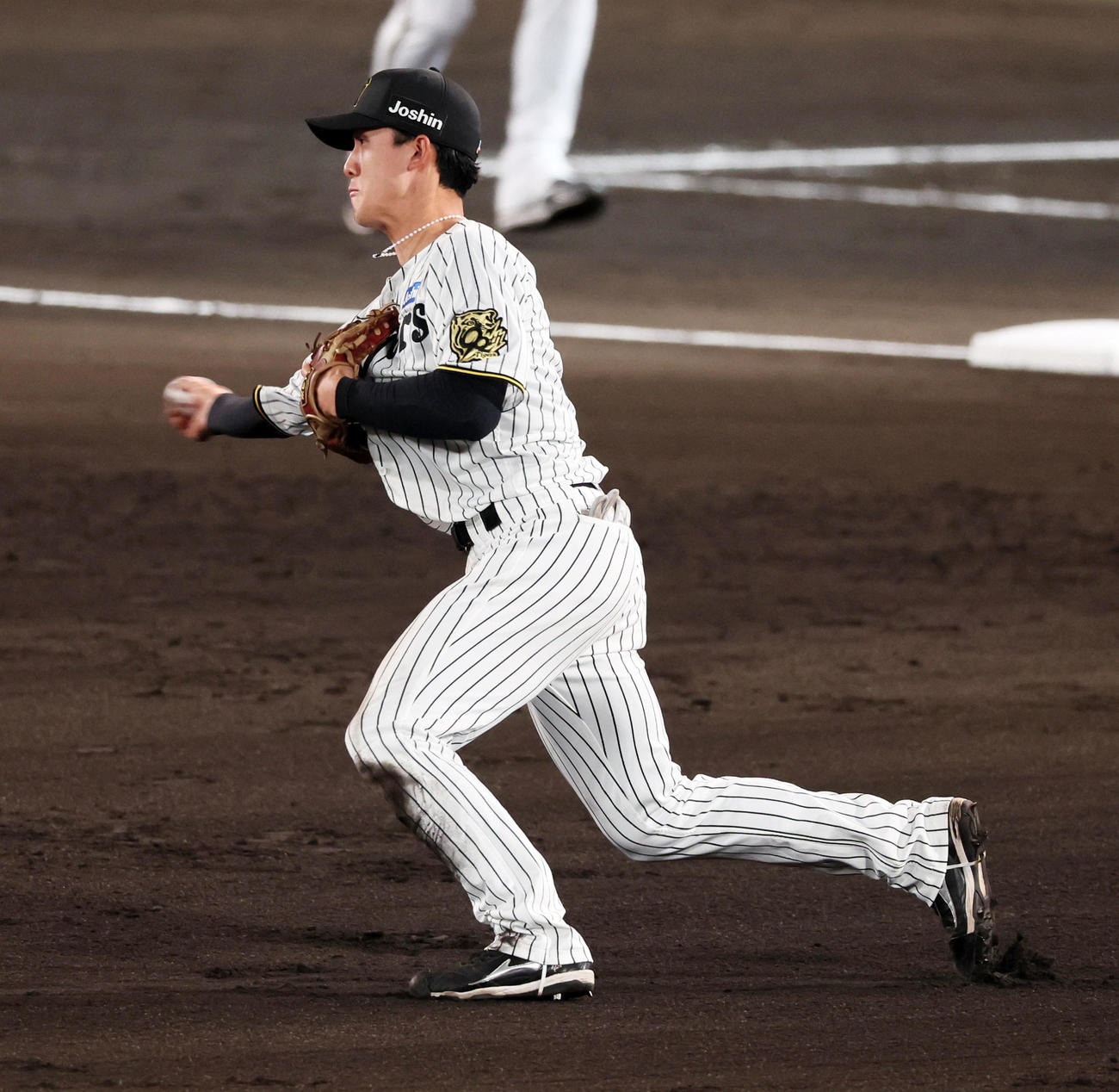 阪神対オリックス　7回表オリックス1死一、二塁、小幡は杉本の打球を好捕し併殺を奪う（撮影・加藤哉）