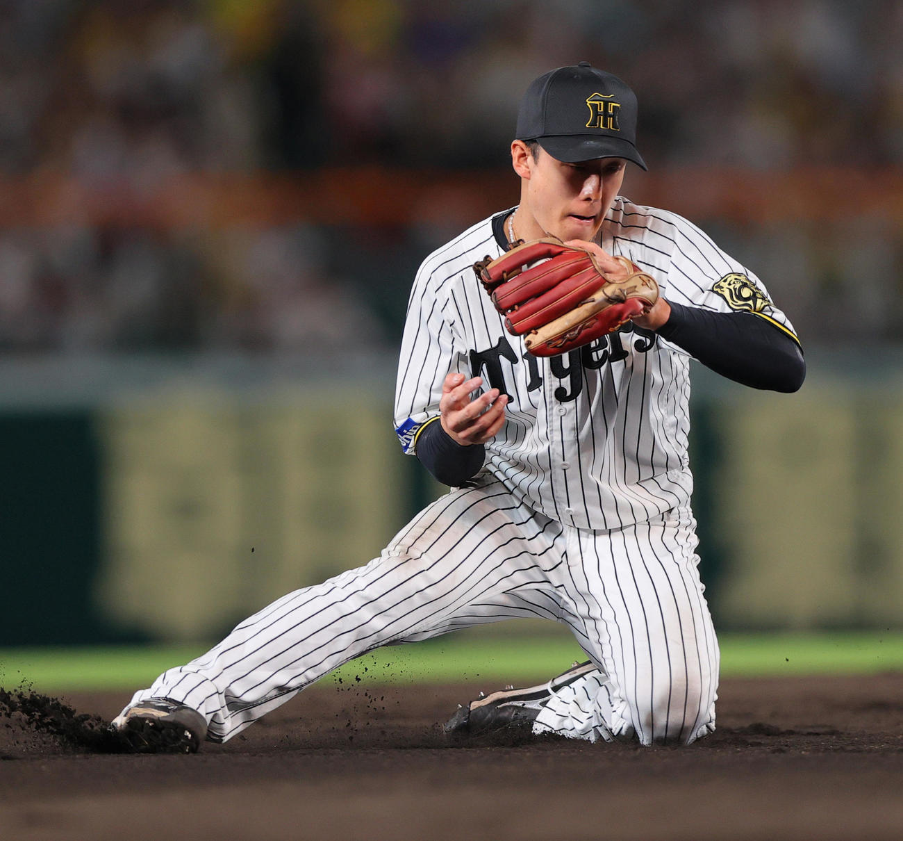 阪神対オリックス　6回裏オリックス1死一、二塁、遊撃手小幡は杉本の打球を好捕し遊ゴロ併殺に仕留める（撮影・上山淳一）