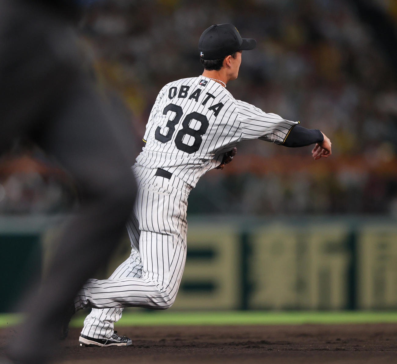 阪神対オリックス　6回裏オリックス1死一、二塁、遊撃手小幡は杉本の打球を好捕し遊ゴロ併殺に仕留める（撮影・上山淳一）