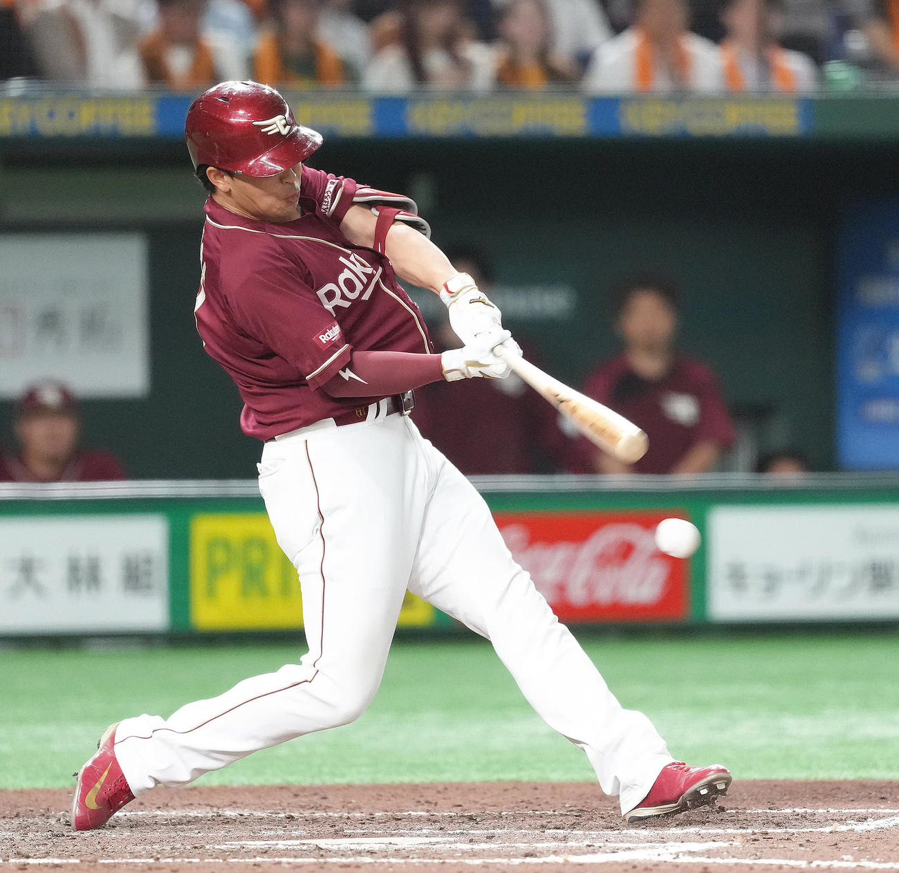 巨人対楽天　8回表楽天1死三塁、浅村は適時二塁打を放つ（撮影・足立雅史）