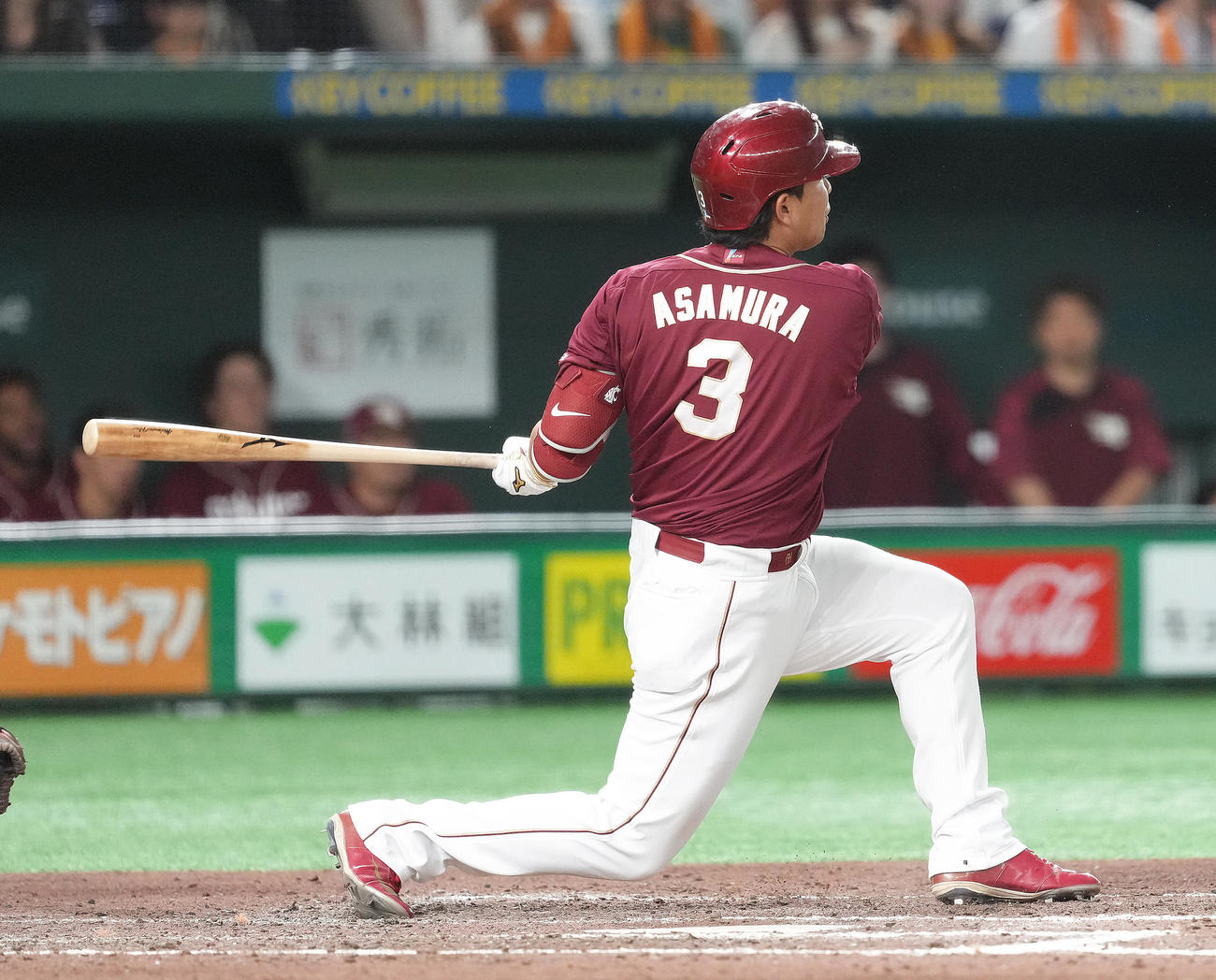 巨人対楽天　8回表楽天1死三塁、浅村は適時二塁打を放つ（撮影・足立雅史）
