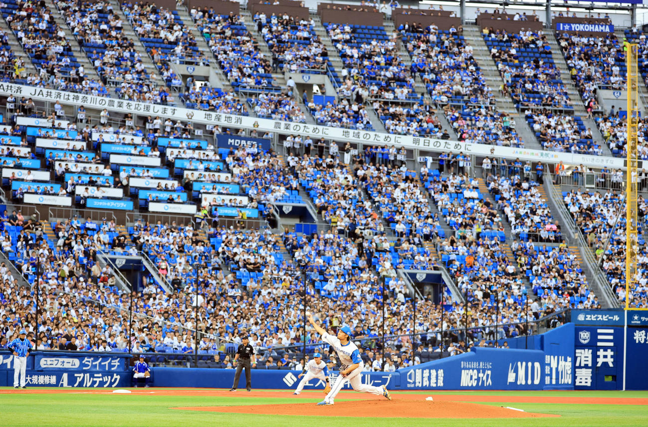 DeNA対日本ハム　ファンが詰め掛けた横浜スタジアムで投げる日本ハム先発の伊藤（撮影・浅見桂子）