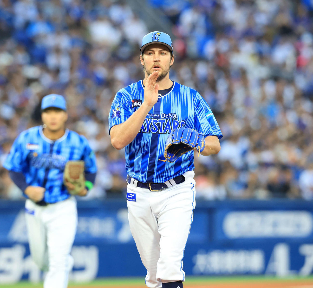 DeNA対日本ハム　2回表日本ハムの攻撃を抑え、拍手するバウアー（撮影・浅見桂子）